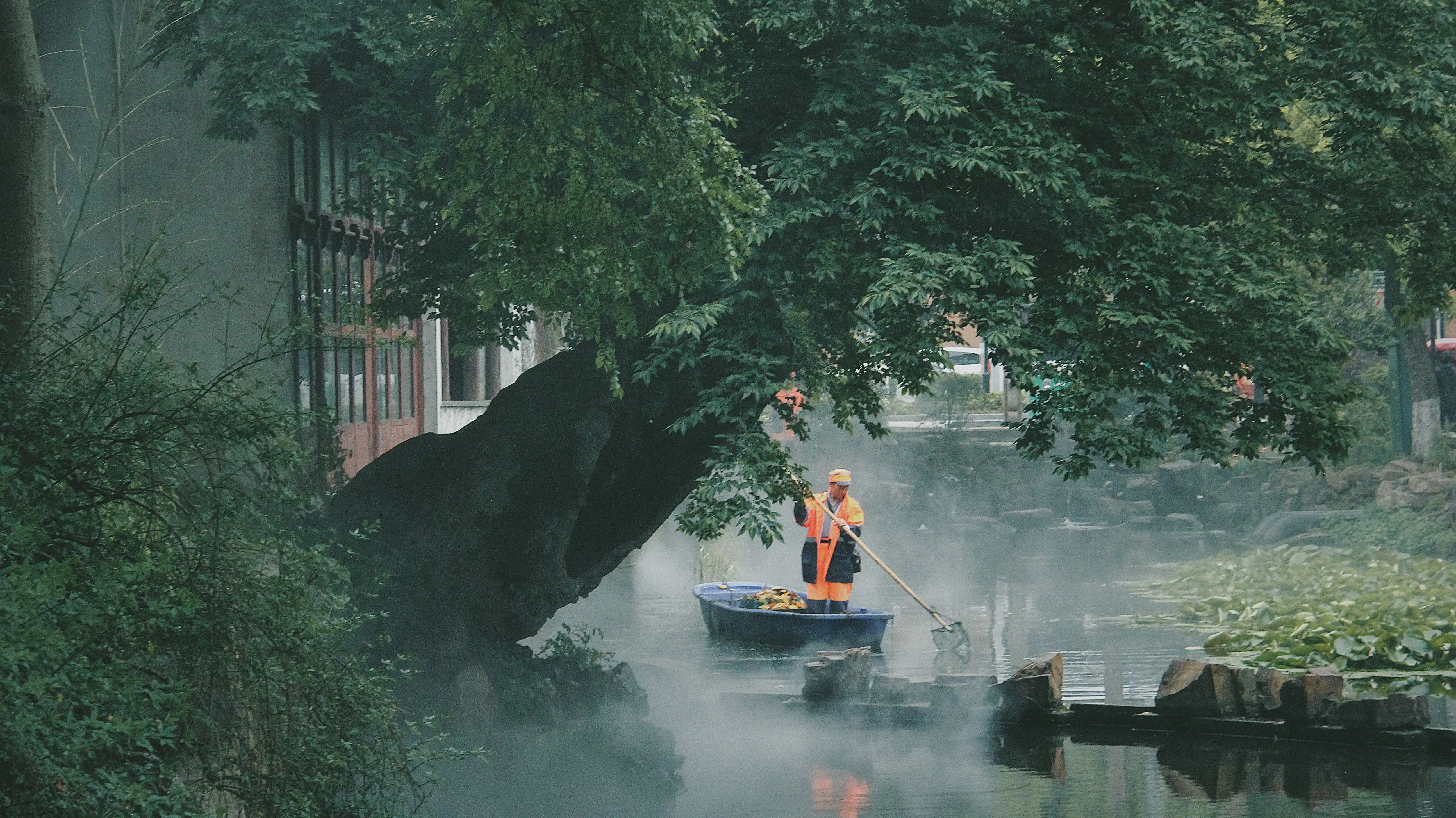 Quiet canal scene photographed by Ruohan
